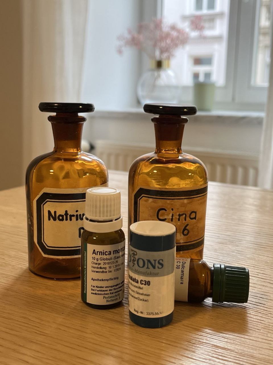 Gläser mit homöopathischen Globuli – homöopathische Medizin